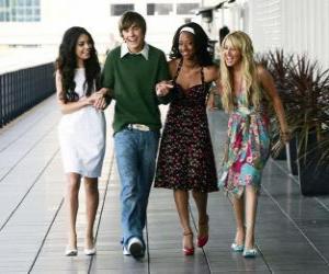 yapboz Troy Bolton (Zac Efron) ile Gabriella ona Montez (Vanessa Hudgens) sevgili, Taylor (Monique Coleman) ve Sharpay Evans (Ashley Tisdale)